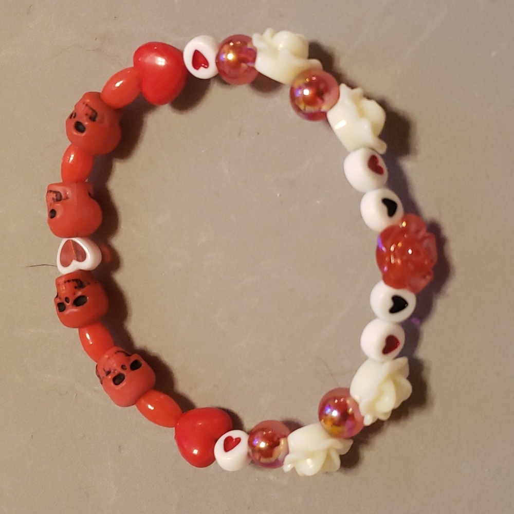Handmade bead bracelet: painting the roses red